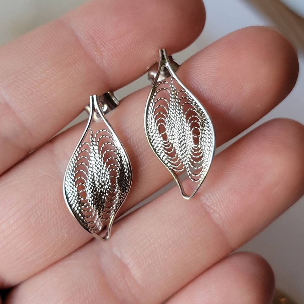 Vintage Delicate Spun Silver Filigree Leaf Earrings Wave Design